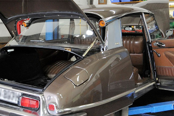 Oldtimer in KFZ Werkstatt in Bergisch Gladbach